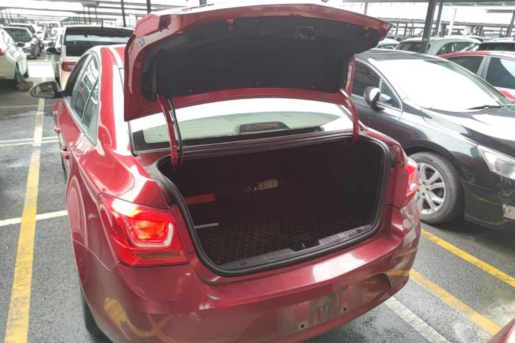 Used Chevrolet Cruze 2015 1.5L Classic SL MT Trunk