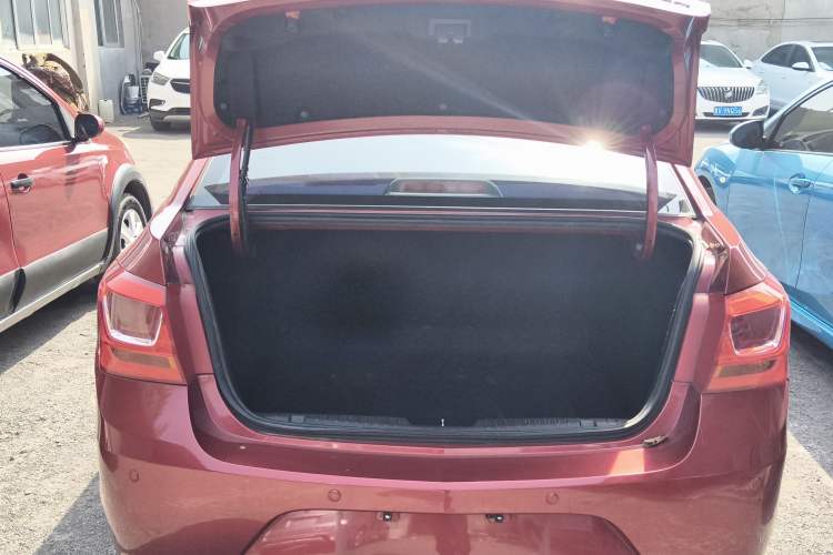 Used Chevrolet Cruze 2015 1.5L Classic SE MT Trunk