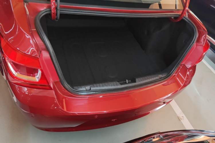 Used Chevrolet Cruze 2015 1.5L Classic SE MT Trunk