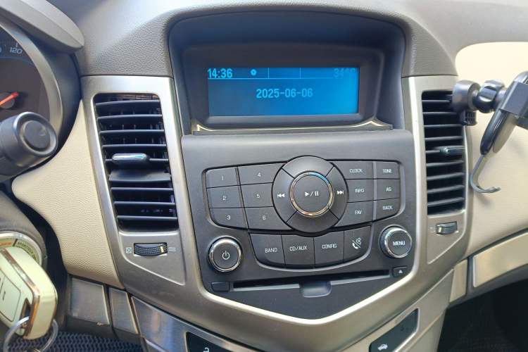Used Chevrolet Cruze 2015 1.5L Classic SL MT Audio And AC Panel