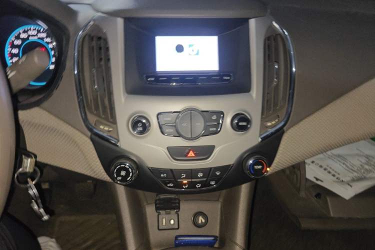 Used Chevrolet Cruze 2015 1.5L Manual Fashion Edition Audio And AC Panel