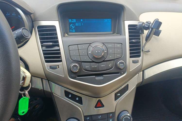 Used Chevrolet Cruze 2015 1.5L Classic SL MT Audio And AC Panel