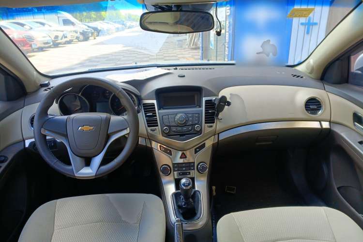 Used Chevrolet Cruze 2015 1.5L Classic SL MT Center Console