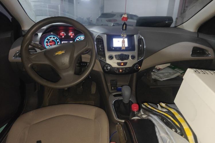 Used Chevrolet Cruze 2015 1.5L Manual Fashion Edition Center Console