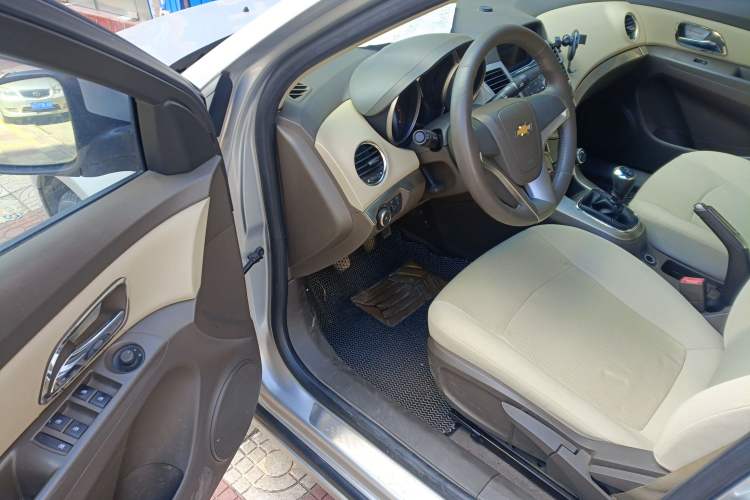 Used Chevrolet Cruze 2015 1.5L Classic SL MT Driver Seat