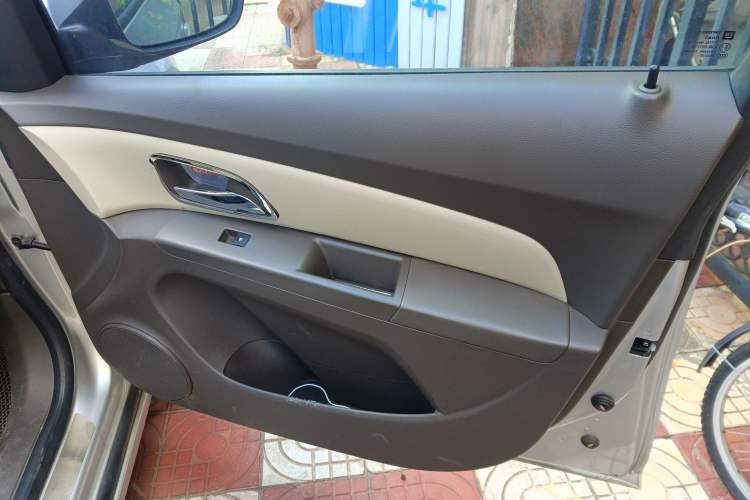 Used Chevrolet Cruze 2015 1.5L Classic SL MT Interior 2