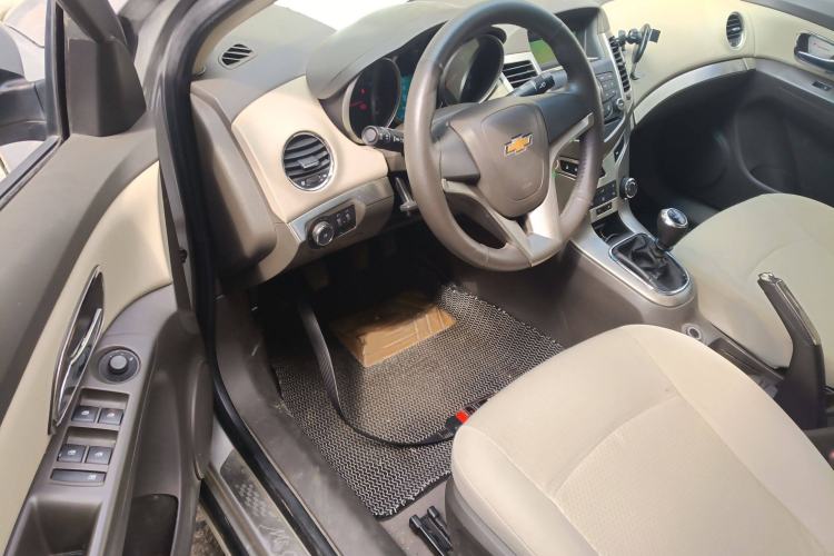 Used Chevrolet Cruze 2015 1.5L Classic SL MT Interior 3