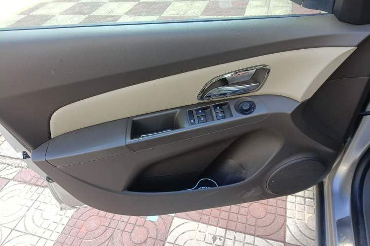 Used Chevrolet Cruze 2015 1.5L Classic SL MT Interior 4