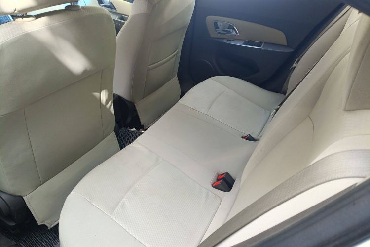Used Chevrolet Cruze 2015 1.5L Classic SL MT Interior 4