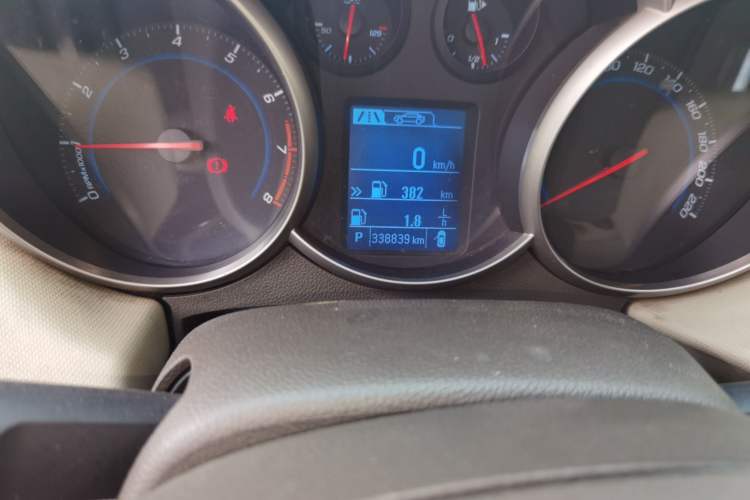 Used Chevrolet Cruze 2015 1.5L Classic SE AT Odometer Close Up