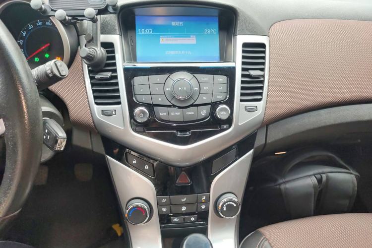 Used Chevrolet Cruze 2015 Hatchback 1.6L Manual Comfort Edition Audio And AC Panel