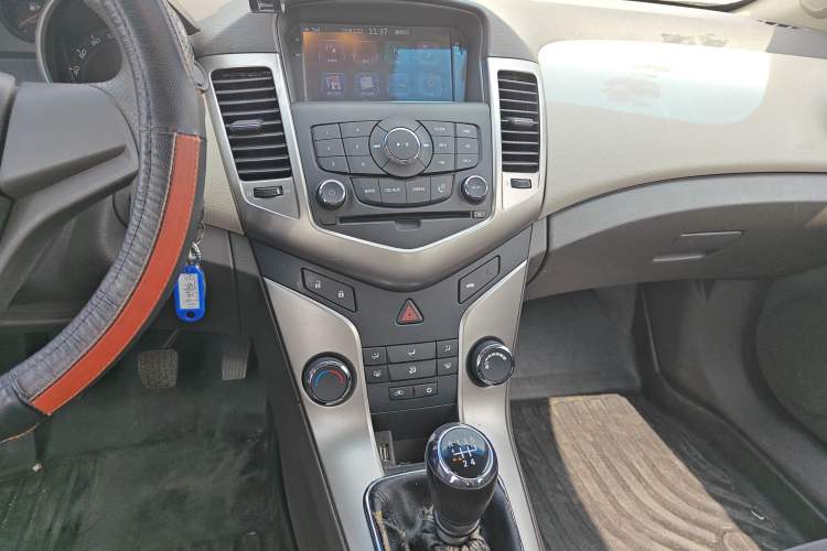 Used Chevrolet Cruze 2015 1.5L Classic SL MT Audio And AC Panel