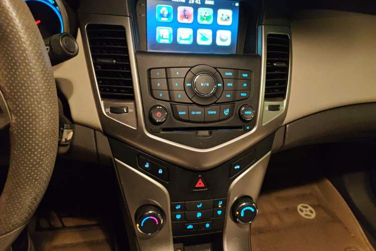 Used Chevrolet Cruze 2015 1.5L Classic SL MT Audio And AC Panel