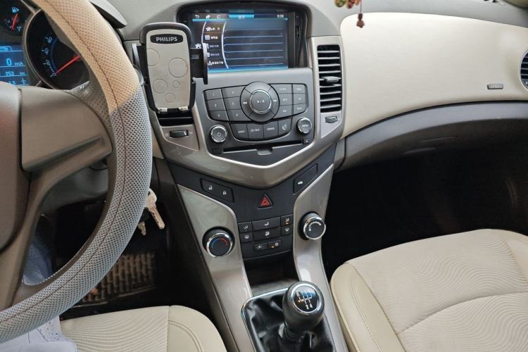 Used Chevrolet Cruze 2015 1.5L Classic SE MT Audio And AC Panel