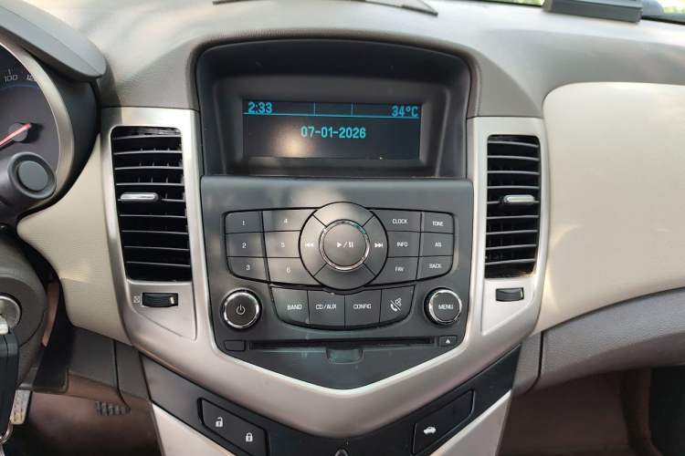 Used Chevrolet Cruze 2015 1.5L Classic SL MT Audio And AC Panel