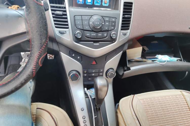 Used Chevrolet Cruze 2015 Hatchback 1.6L Automatic Comfort Edition Audio And AC Panel