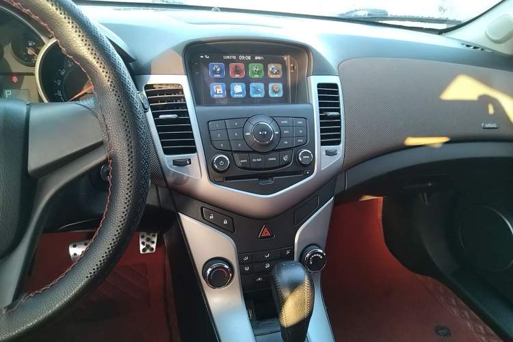 Used Chevrolet Cruze 2015 Hatchback 1.6L Automatic Comfort Edition Audio And AC Panel