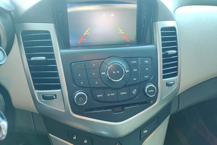 Used Chevrolet Cruze 2015 1.5L Classic SL MT Audio And AC Panel