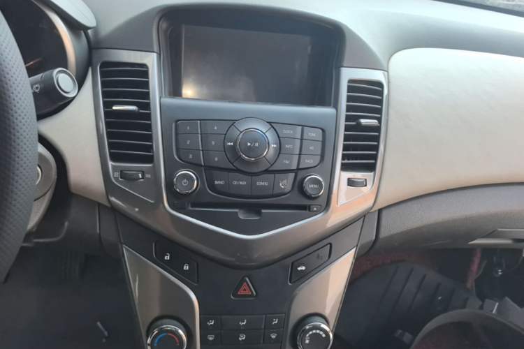 Used Chevrolet Cruze 2015 1.5L Classic SE MT Audio And AC Panel