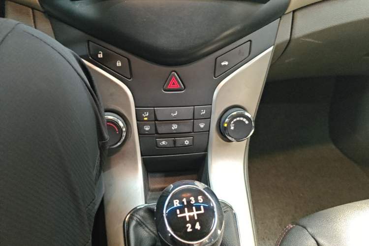 Used Chevrolet Cruze 2015 1.5L Classic SL MT Audio And AC Panel