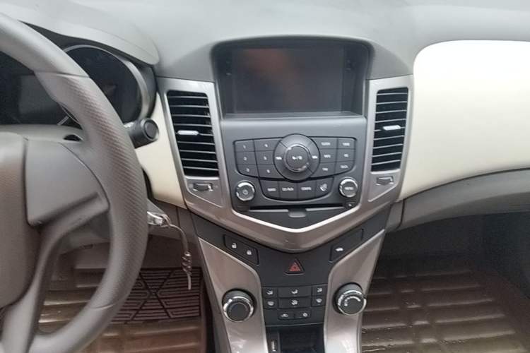 Used Chevrolet Cruze 2015 1.5L Classic SE MT Audio And AC Panel