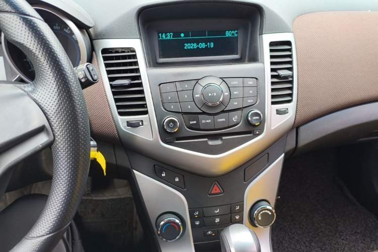 Used Chevrolet Cruze 2015 Hatchback 1.6L Automatic Comfort Edition Audio And AC Panel