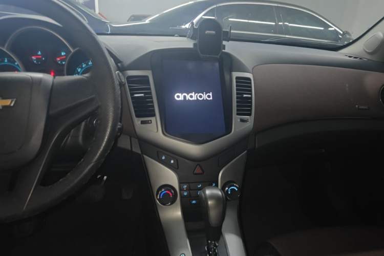 Used Chevrolet Cruze 2015 Hatchback 1.6L Automatic Comfort Edition Audio And AC Panel