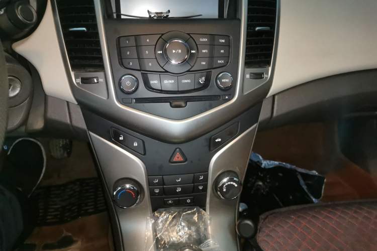 Used Chevrolet Cruze 2015 1.5L Classic SL MT Audio And AC Panel