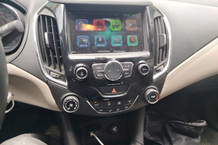Used Chevrolet Cruze 2015 1.4T DCG Luxury Edition Audio And AC Panel