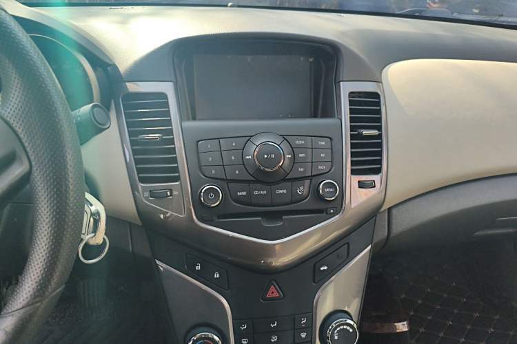 Used Chevrolet Cruze 2015 1.5L Classic SE MT Audio And AC Panel