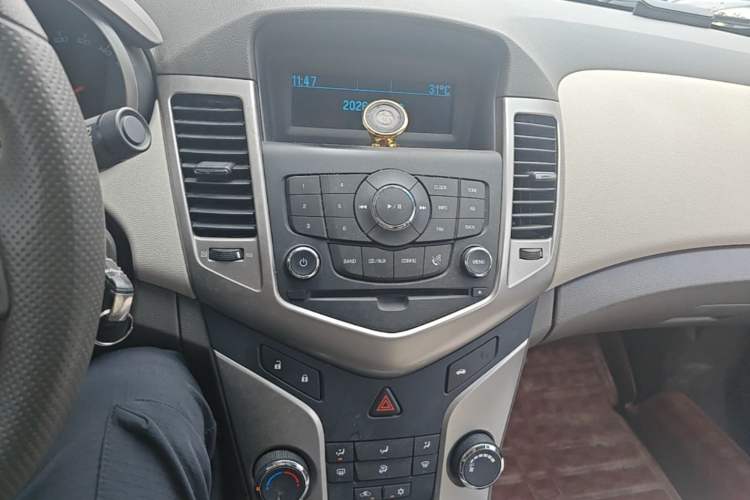 Used Chevrolet Cruze 2015 1.5L Classic SL MT Audio And AC Panel