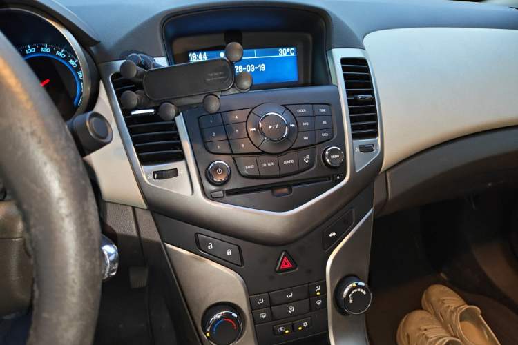 Used Chevrolet Cruze 2015 1.5L Classic SL MT Audio And AC Panel