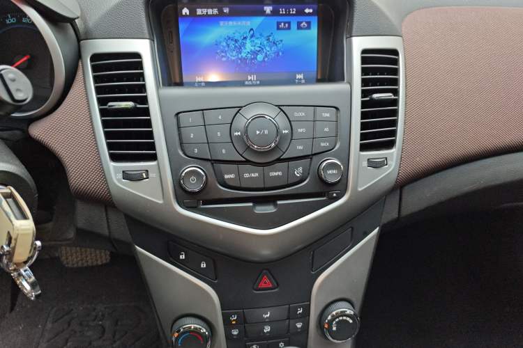 Used Chevrolet Cruze 2015 Hatchback 1.6L Automatic Comfort Edition Audio And AC Panel