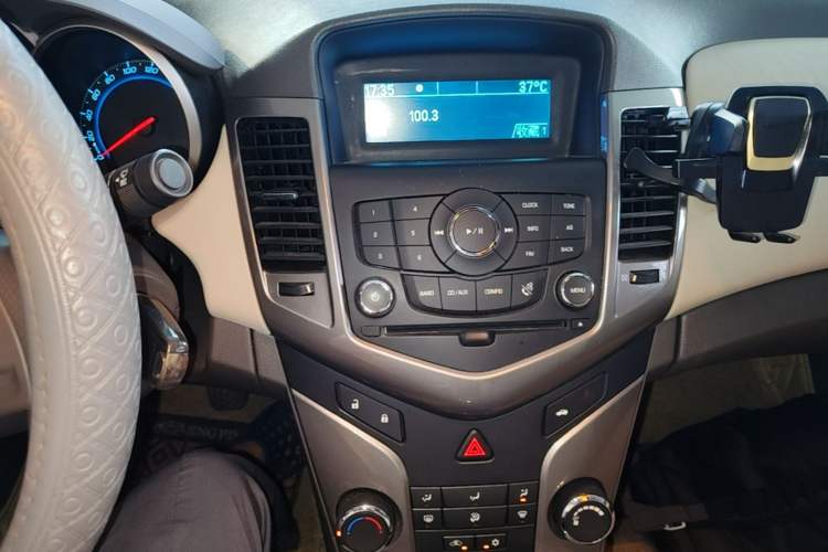Used Chevrolet Cruze 2015 1.5L Classic SE MT Audio And AC Panel