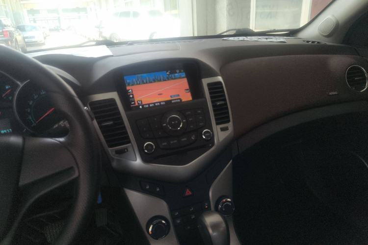 Used Chevrolet Cruze 2015 Hatchback 1.6L Automatic Comfort Edition Audio And AC Panel