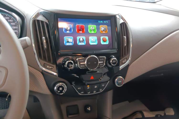 Used Chevrolet Cruze 2015 1.5L Automatic Fashion Navigation Edition Audio And AC Panel