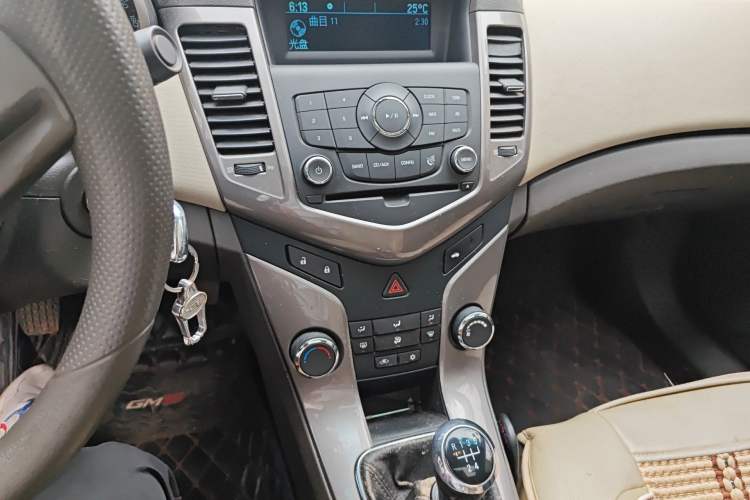 Used Chevrolet Cruze 2015 1.5L Classic SE MT Audio And AC Panel