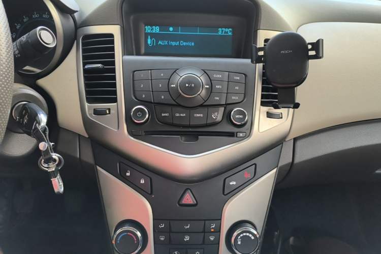 Used Chevrolet Cruze 2015 1.5L Classic SL MT Audio And AC Panel
