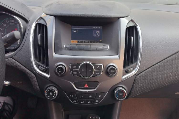 Used Chevrolet Cruze 2015 1.5L Manual Elite Edition Audio And AC Panel
