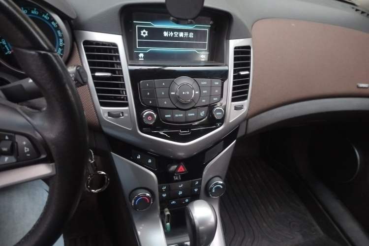 Used Chevrolet Cruze 2015 Hatchback 1.6L Automatic Comfort Edition Audio And AC Panel