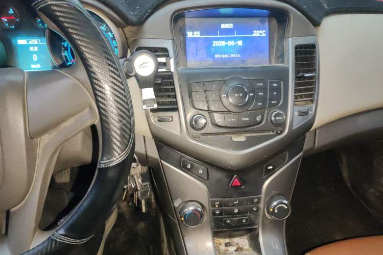 Used Chevrolet Cruze 2015 1.5L Classic SE MT Audio And AC Panel