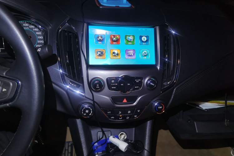 Used Chevrolet Cruze 2015 1.4T Manual Elite Edition Audio And AC Panel