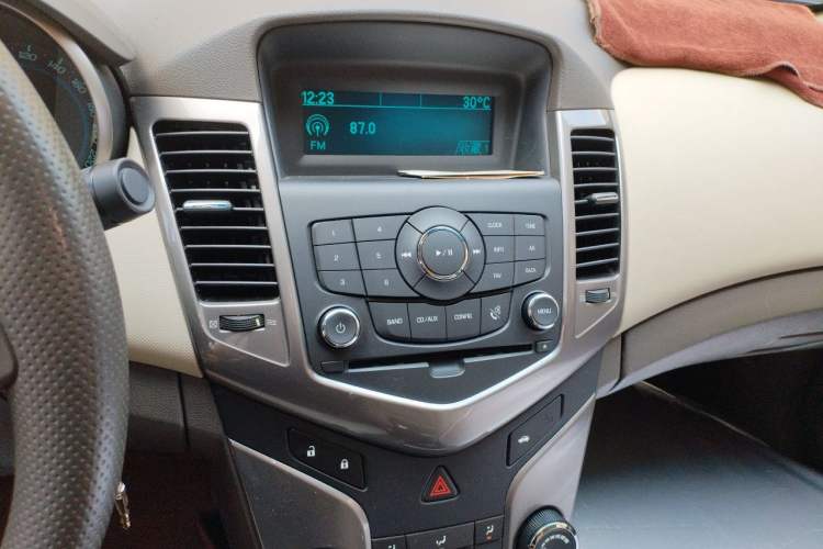 Used Chevrolet Cruze 2015 1.5L Classic SE MT Audio And AC Panel