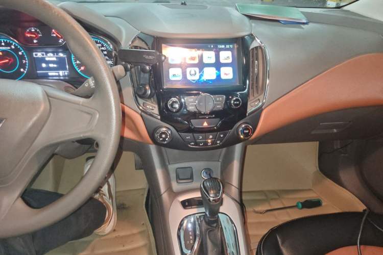 Used Chevrolet Cruze 2015 1.5L Automatic Fashion Navigation Edition Audio And AC Panel