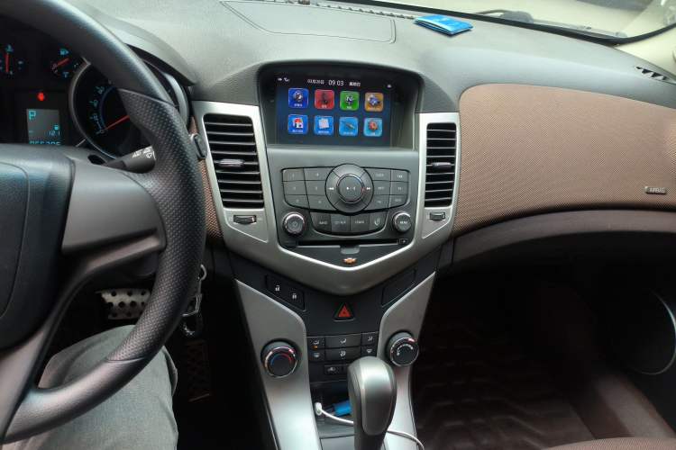 Used Chevrolet Cruze 2015 Hatchback 1.6L Automatic Comfort Edition Audio And AC Panel
