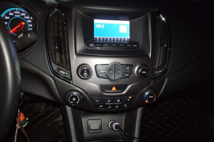 Used Chevrolet Cruze 2015 1.4T Manual Elite Edition Audio And AC Panel