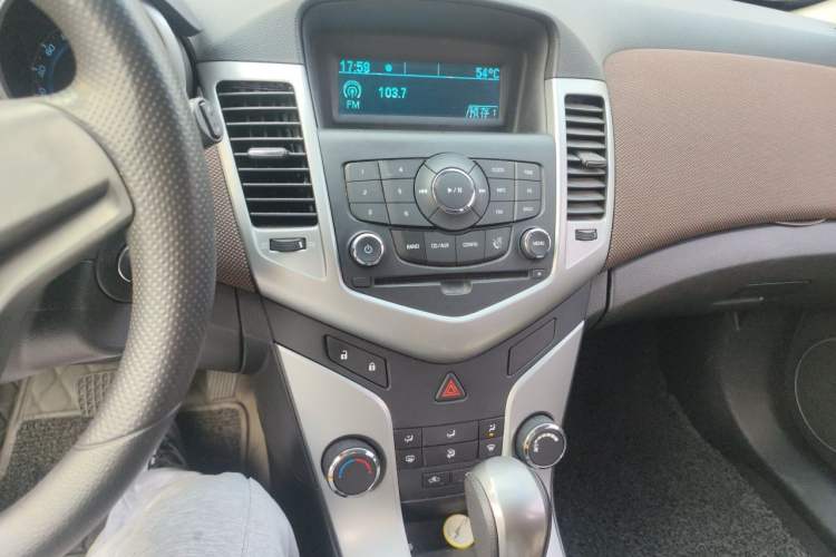 Used Chevrolet Cruze 2015 Hatchback 1.6L Automatic Comfort Edition Audio And AC Panel