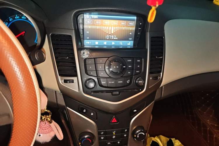 Used Chevrolet Cruze 2015 1.5L Classic SL MT Audio And AC Panel