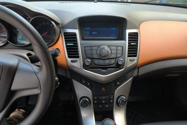 Used Chevrolet Cruze 2015 1.5L Classic SL MT Audio And AC Panel