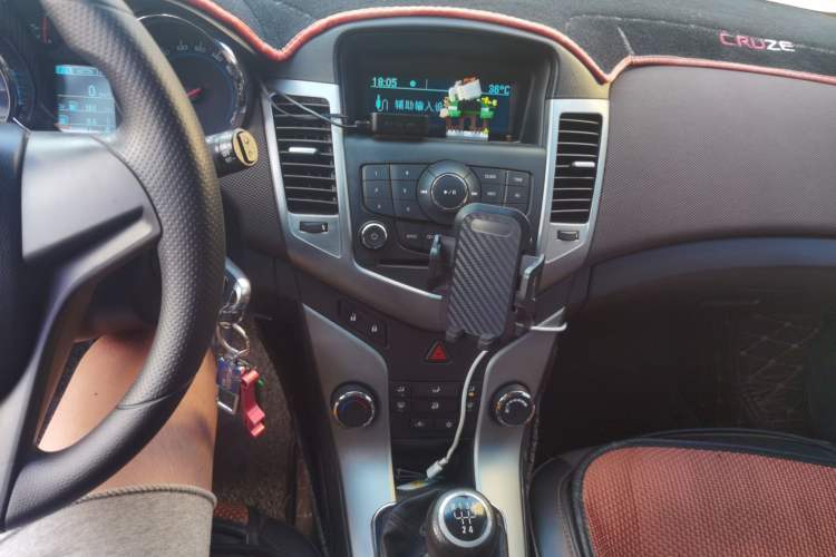 Used Chevrolet Cruze 2015 Hatchback 1.6L Manual Comfort Edition Audio And AC Panel